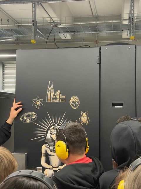 Klasse 6A entdeckt die Welt der Supercomputer an der Universität zu Köln